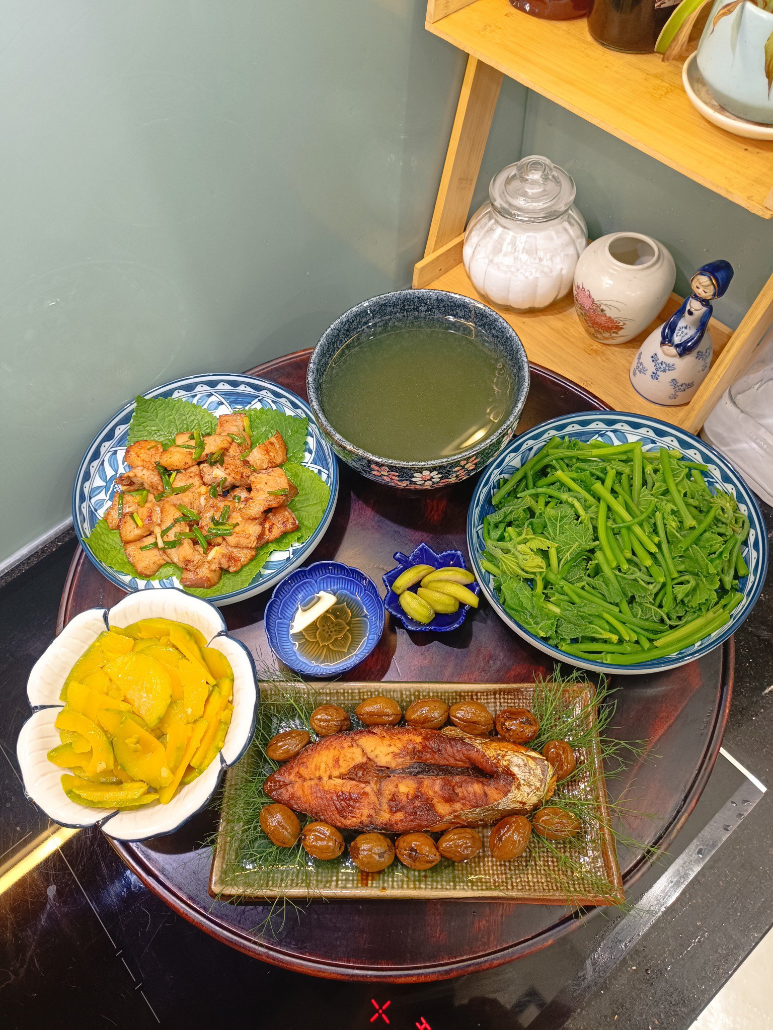 Cá thu kho - Thịt ba chỉ áp chảo - Ngọn bí luộc - Bí ngô non xào tỏi