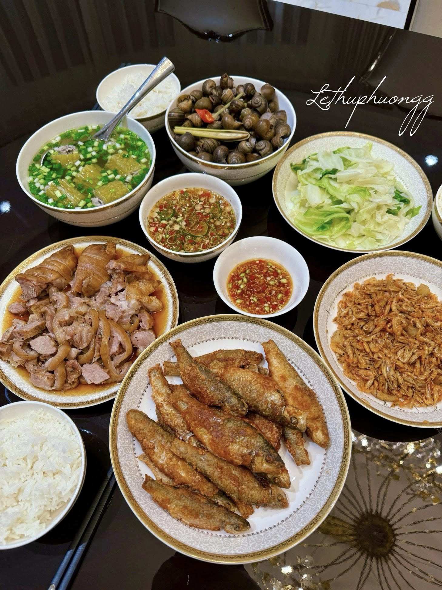 Cá dúi trứng chiên giòn - Móng giò lọc luộc xì dầu - Tép sông rang lá chanh - Ốc mít luộc - Bắp cải luộc - Canh mướp đắng nhồi thịt