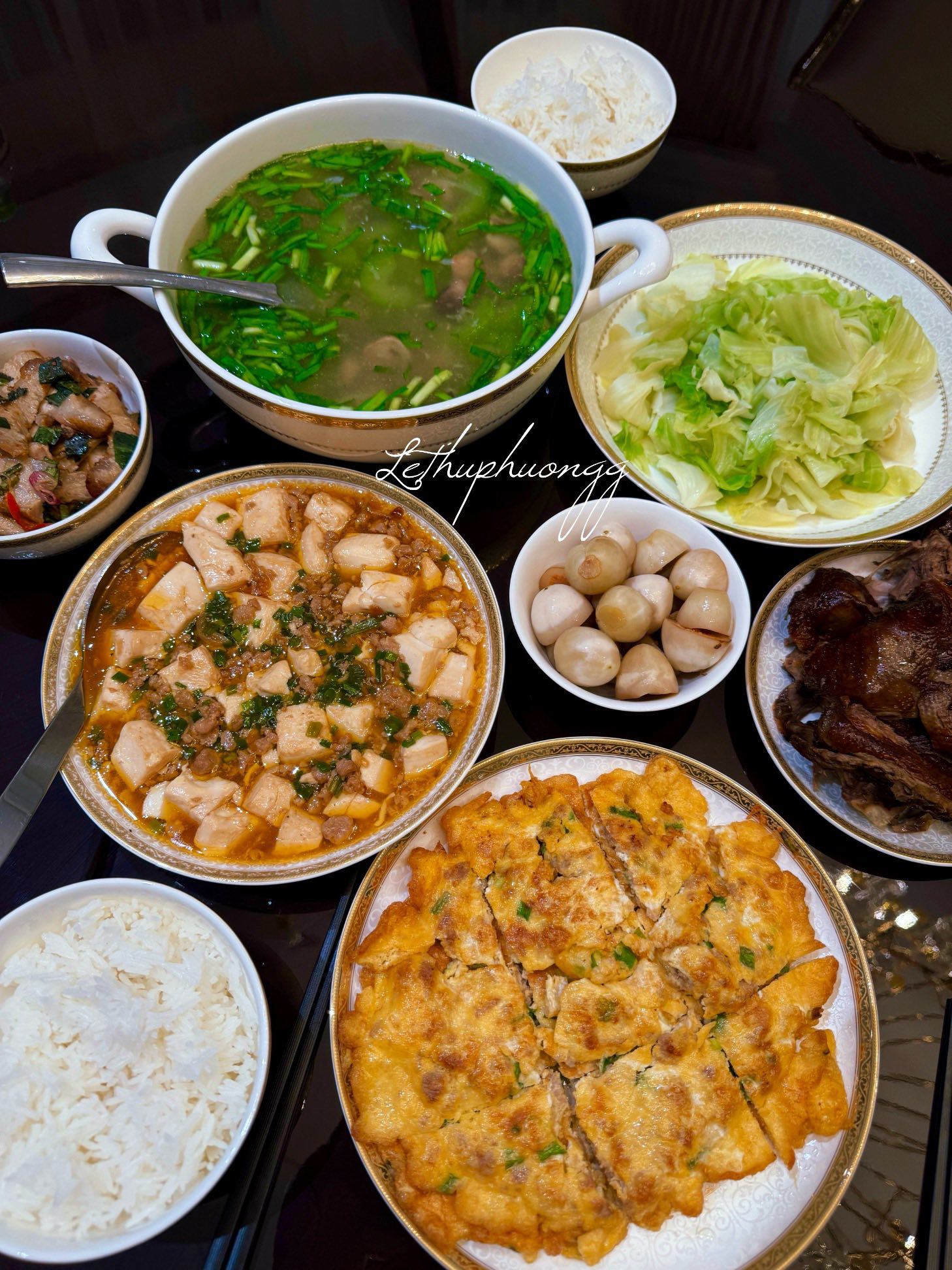 Trứng đúc thịt - Đậu hũ non sốt thịt - Bắp cải luộc - Canh bí xanh nấm rơm nấu tôm khô