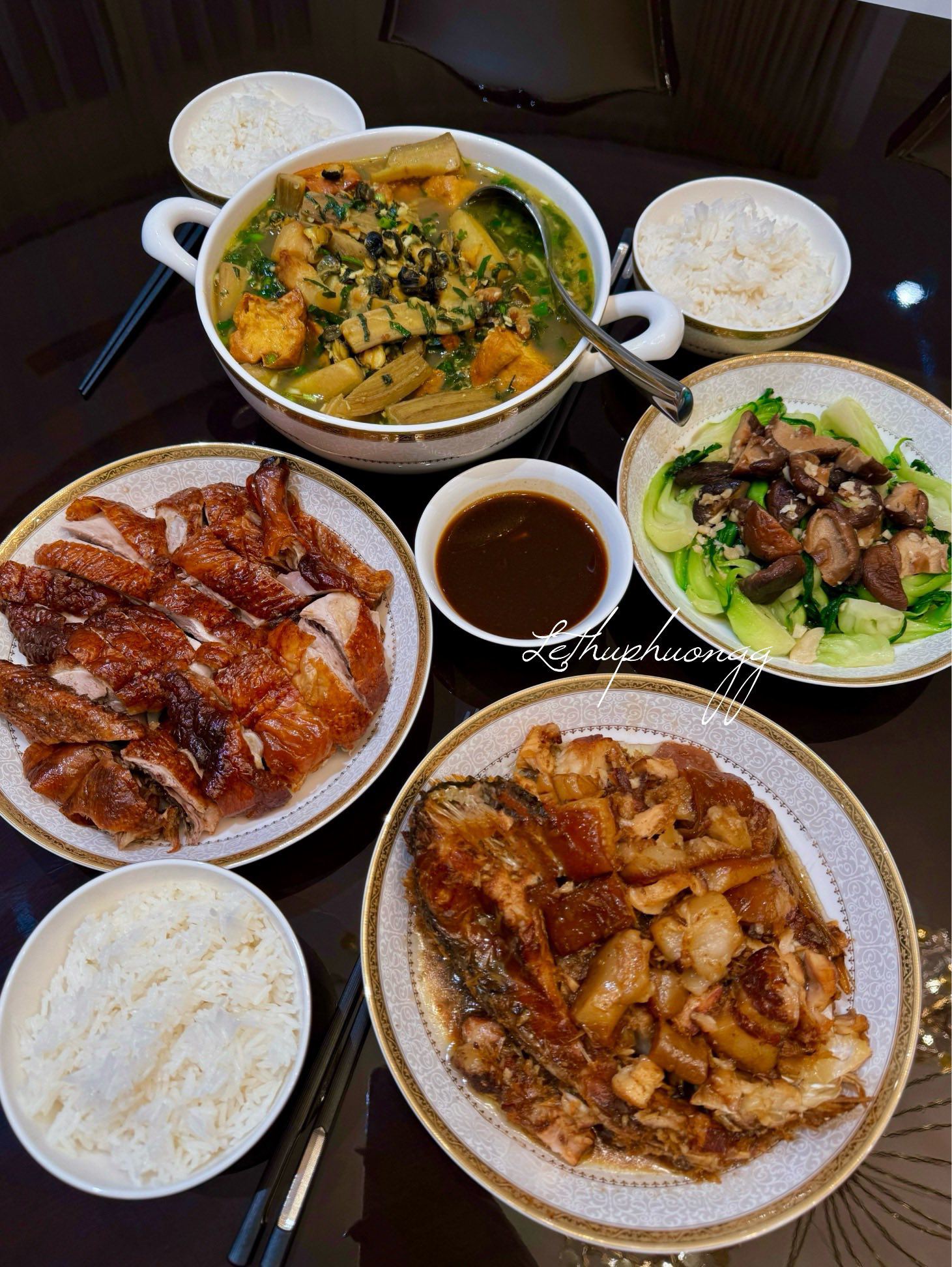 Cá trắm kho thịt - Vịt quay - Cải thìa xào nấm - Canh ốc đậu chuối