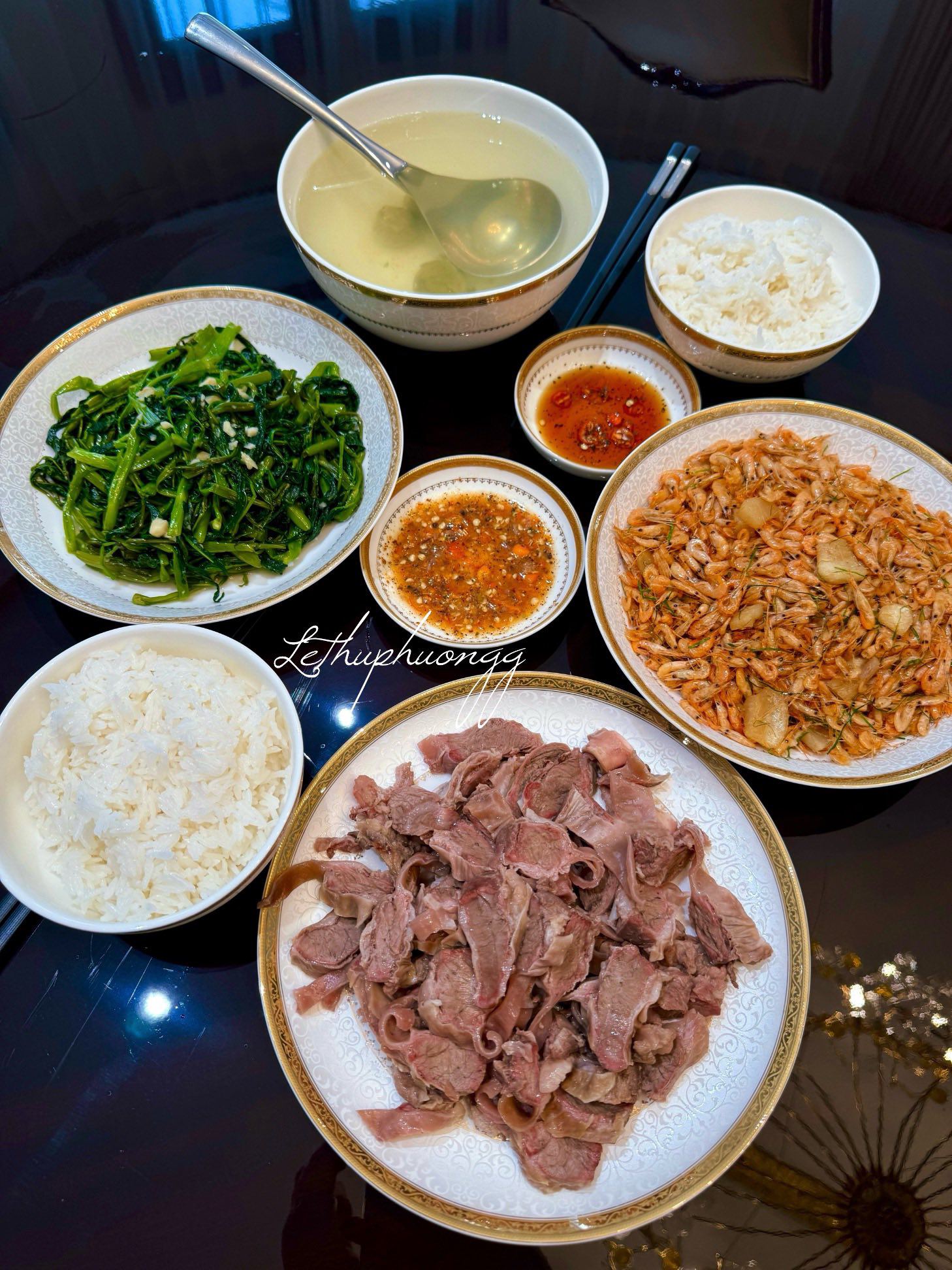 Thịt dải luộc - Tép sông rang tóp mỡ, lá chanh - Rau muống xào tỏi - Canh chua sấu