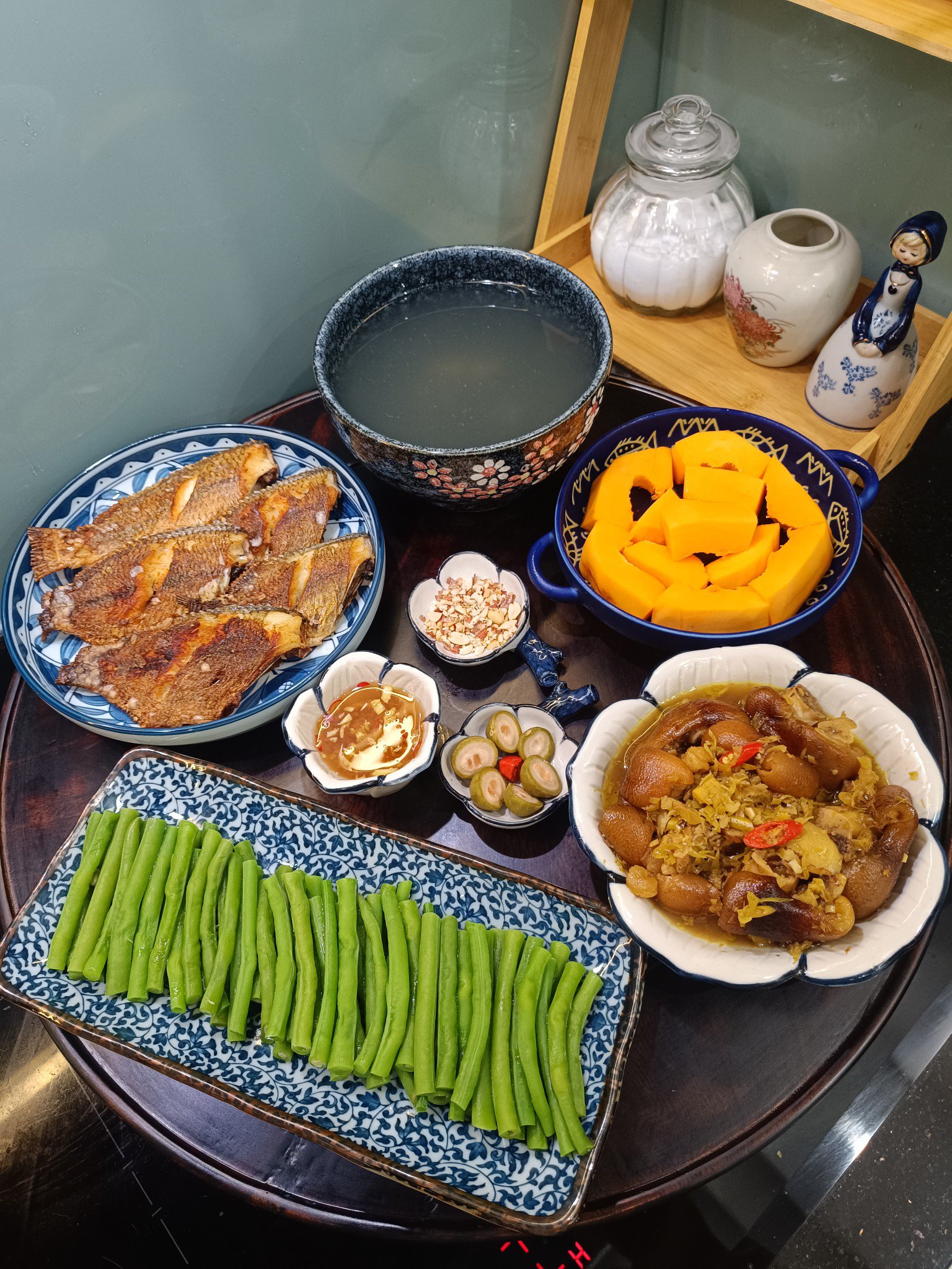 Chân giò nấu giả cầy - Đậu luộc - Cá rô phi chiên - Sấu ngâm - Đu đủ