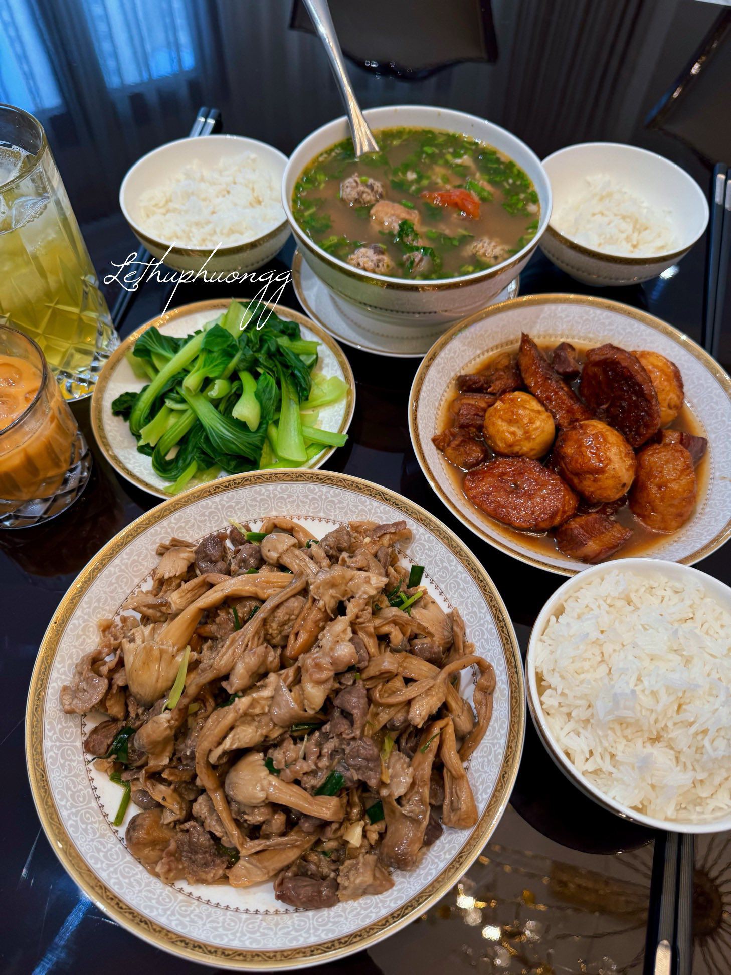 Nấm mối xào thịt bò - Ba chỉ kho chả trứng - Cải chíp luộc - Canh chua mọc sườn