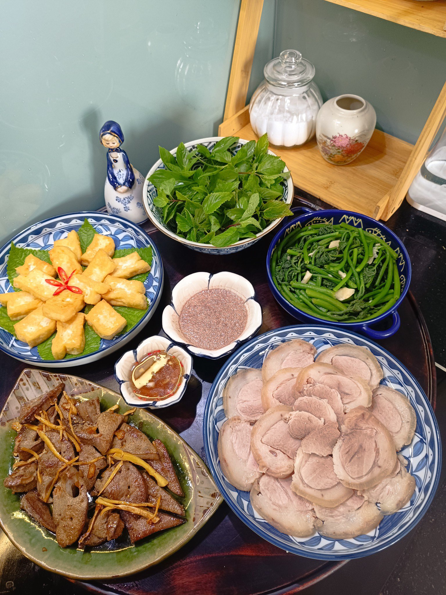 Thịt chân giò luộc - Gan heo xào gừng, tỏi - Đậu rán - Ngọn bí xào tỏi - Rau sống