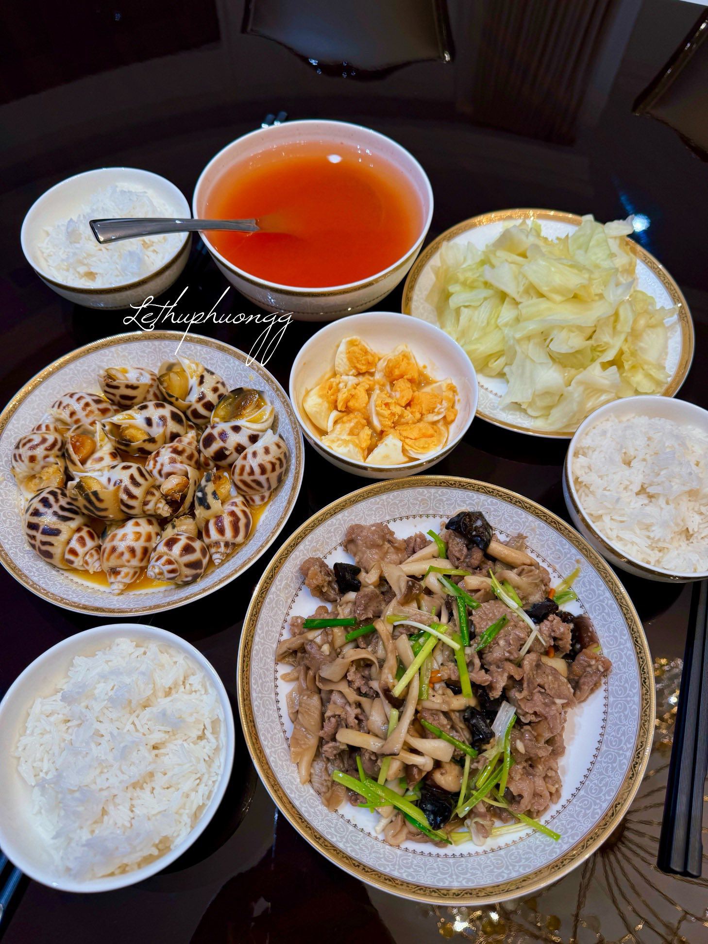 U hoa bò xào nấm đùi gà, mộc nhĩ - Ốc hương sốt bơ tỏi - Bắp cải luộc - Canh cà chua