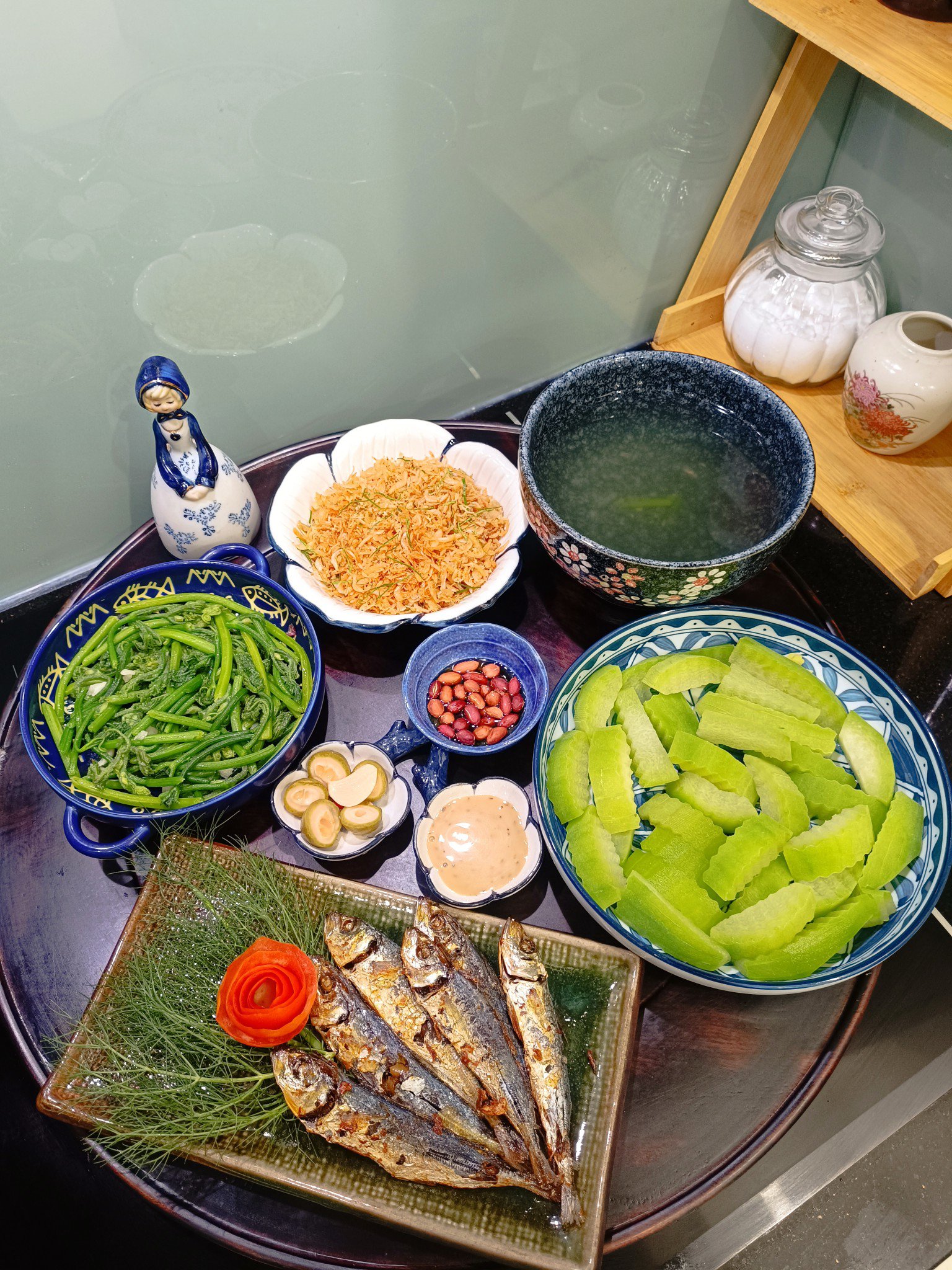 Bí xanh luộc - Cá đốm chiên - Rau bí xào tỏi - Tép rang ruốc lá chanh - Lạc rang, sấu ngâm