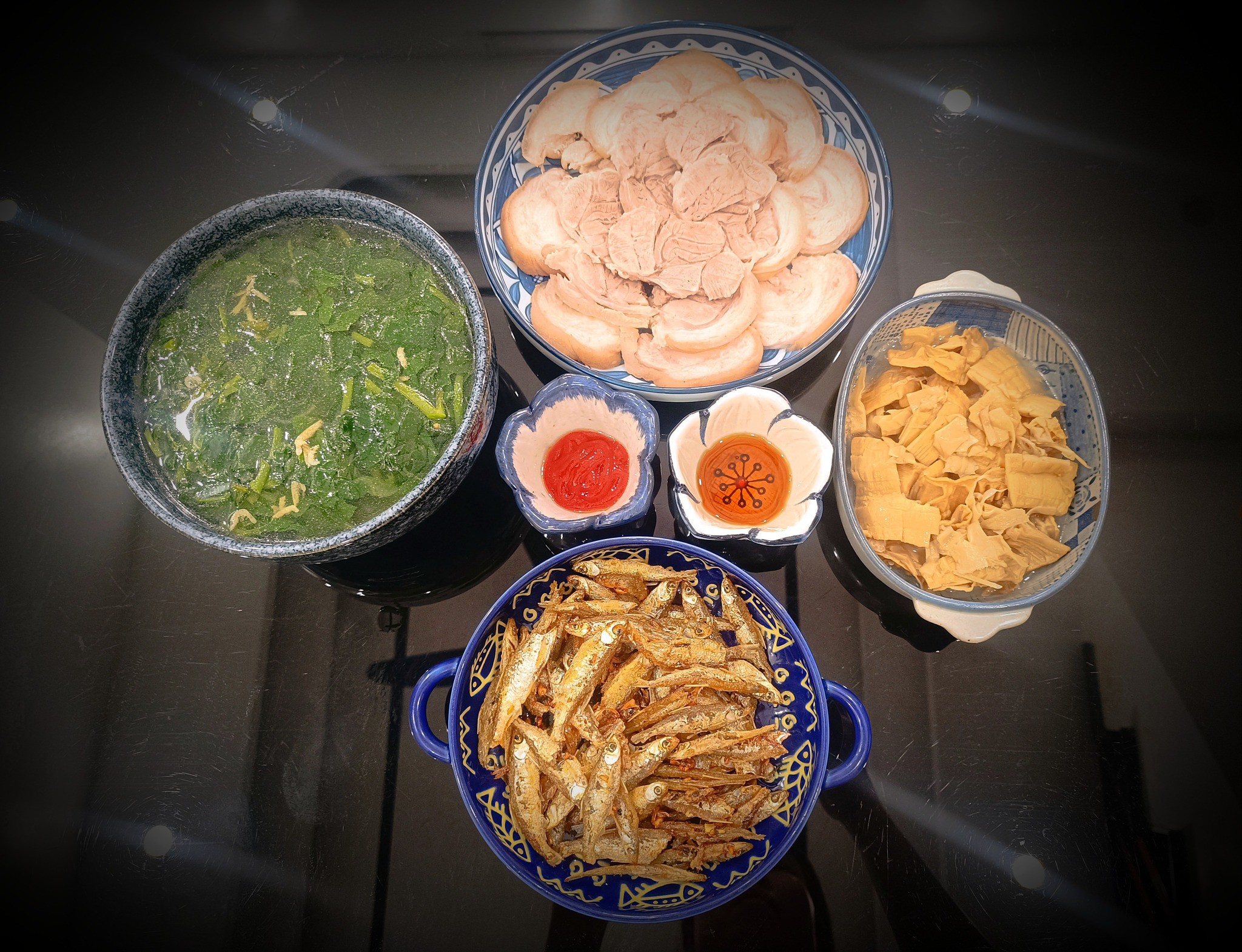 Rau mồng tơi nấu tép khô - Tép tươi chiên giòn - Thịt lợn luộc - Măng ninh xương