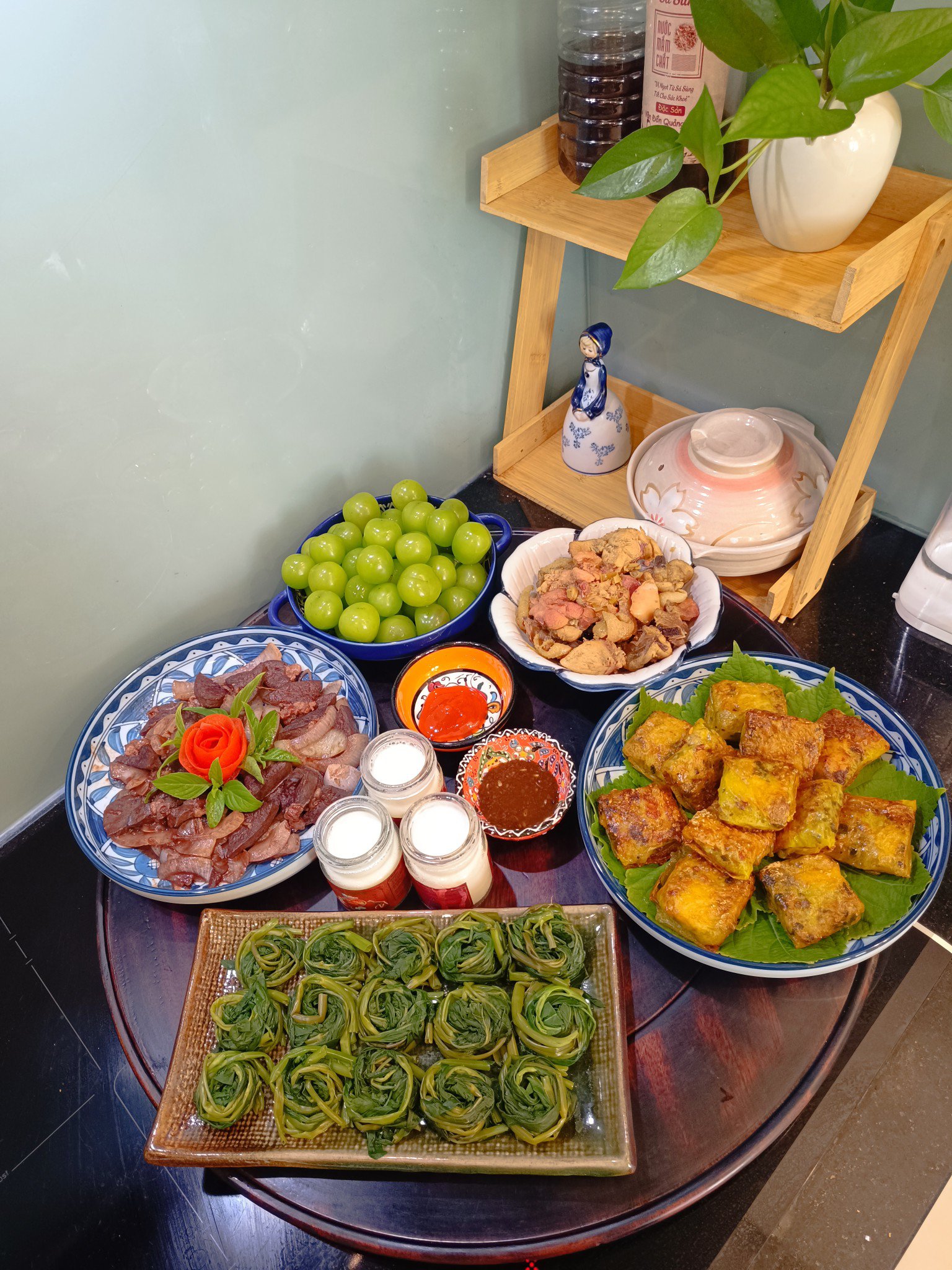 Gà xáo gừng - Nem cua bể - Rau muống luộc - Lá lách xào hành tây - Nho, sữa chua