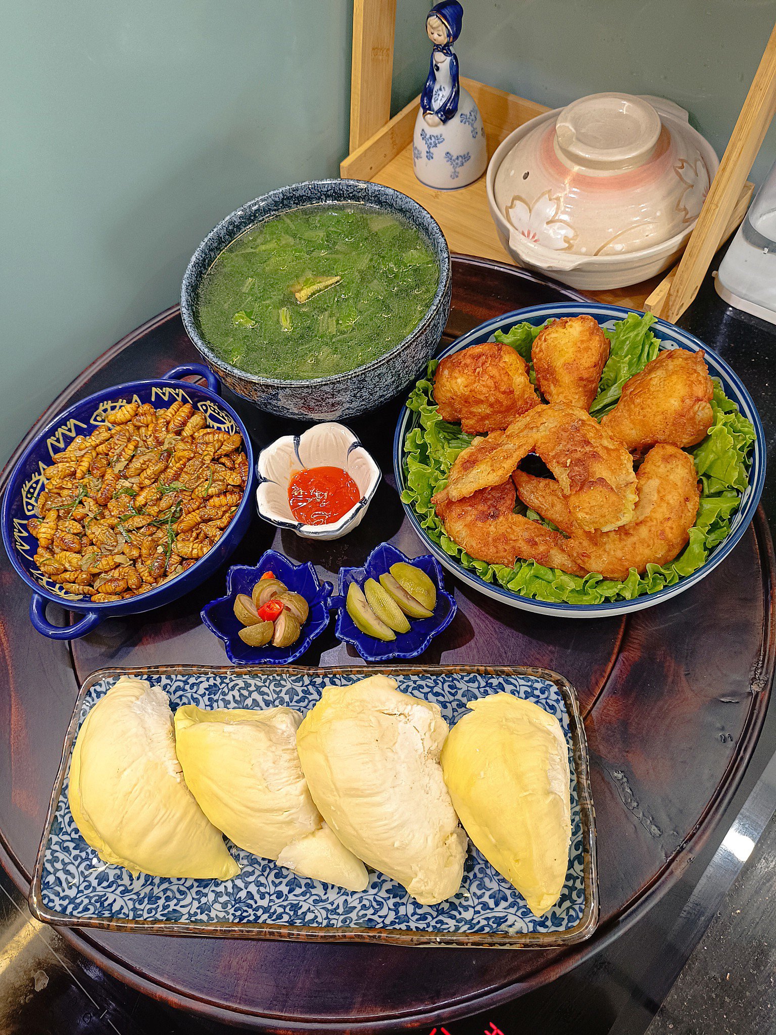 Canh rau cải - Nhộng xào lá chanh - Cánh gà chiên giòn - Sầu riêng