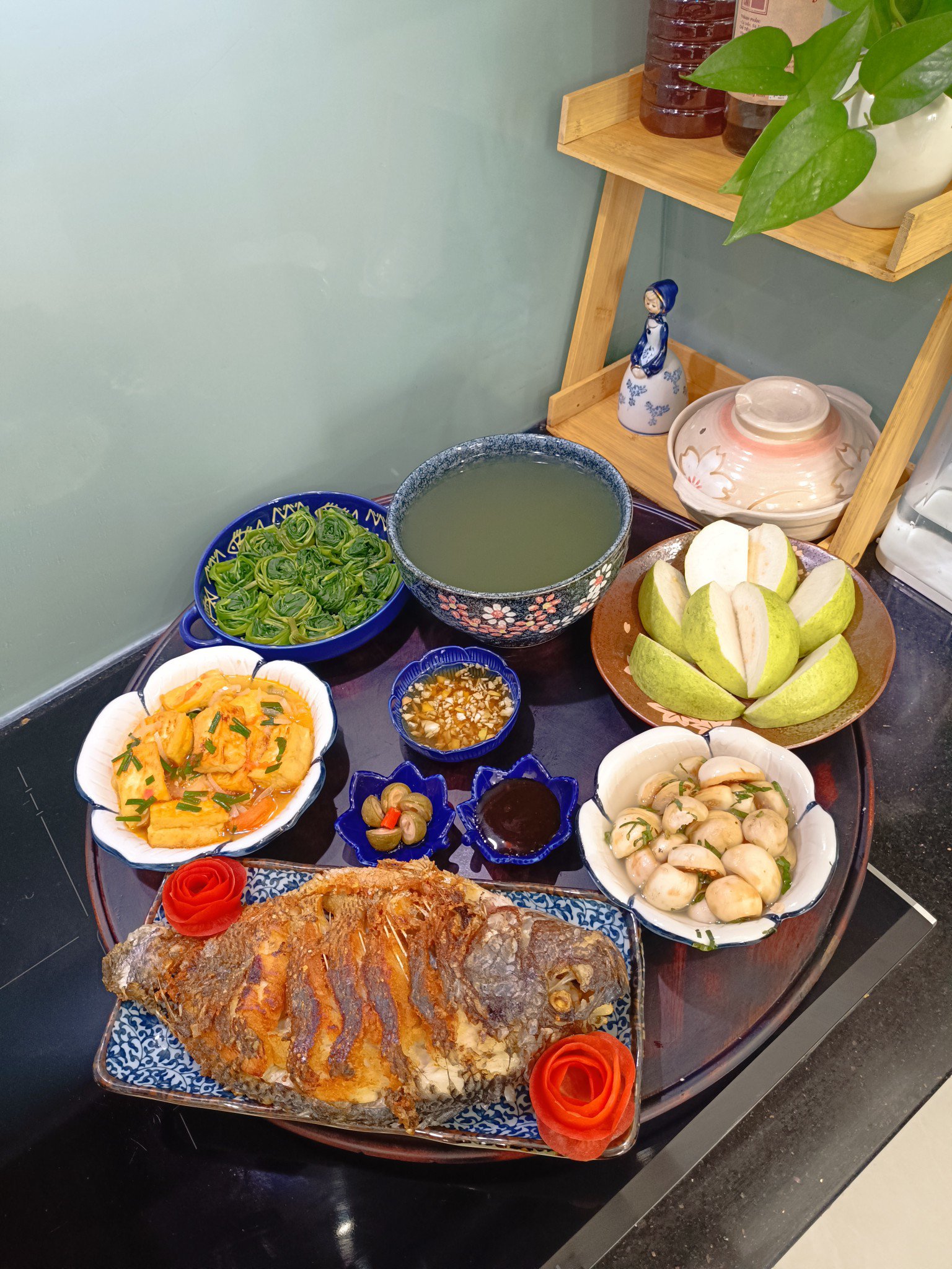 Cá chiên - Đậu sốt cà chua - Rau muống luộc - Cà pháo, sấu ngâm mắm - Ổi