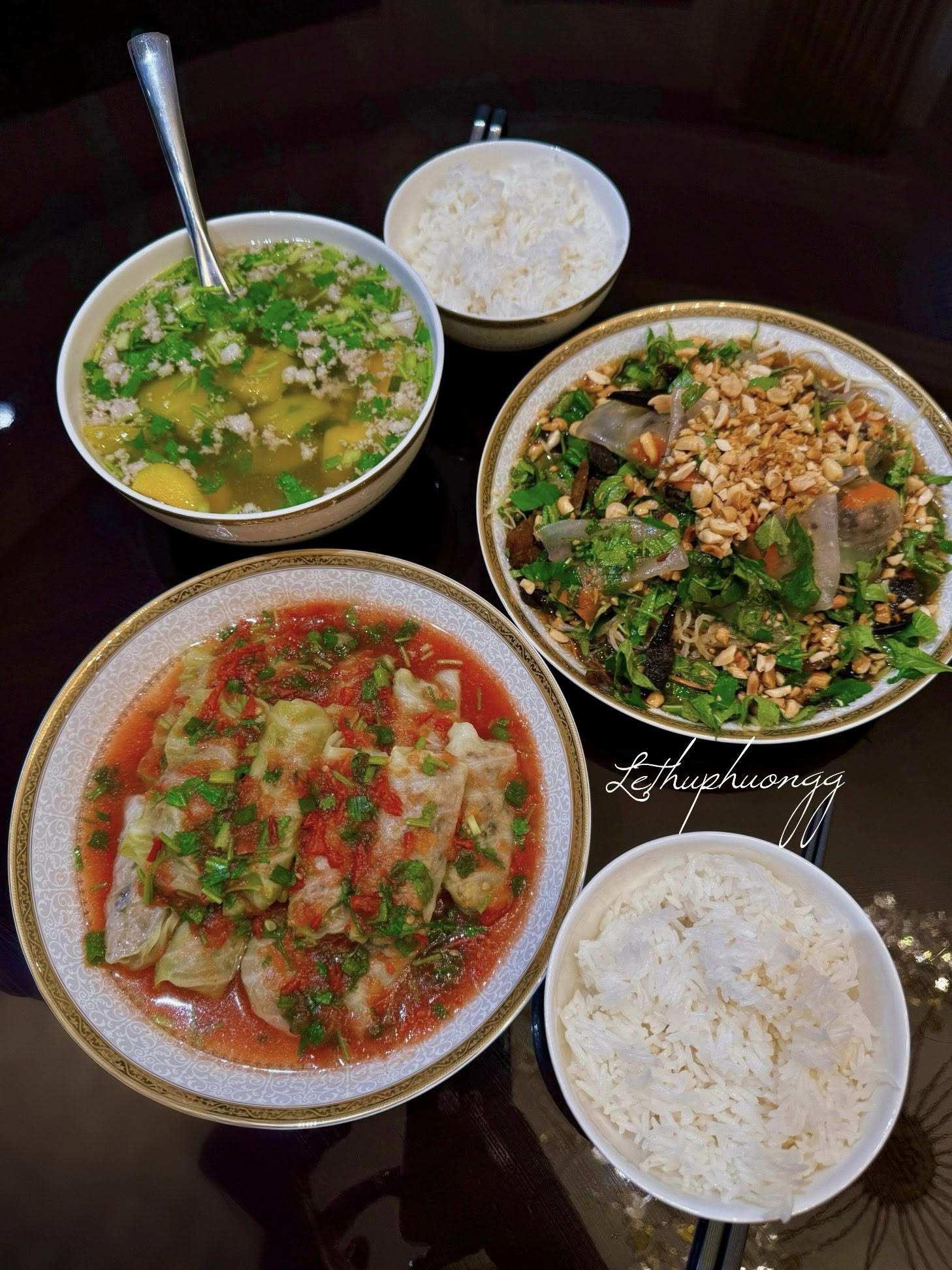 Bắp cải cuộn thịt sốt cà chua - Nộm thập cẩm bột lọc - Canh bí đỏ thịt băm