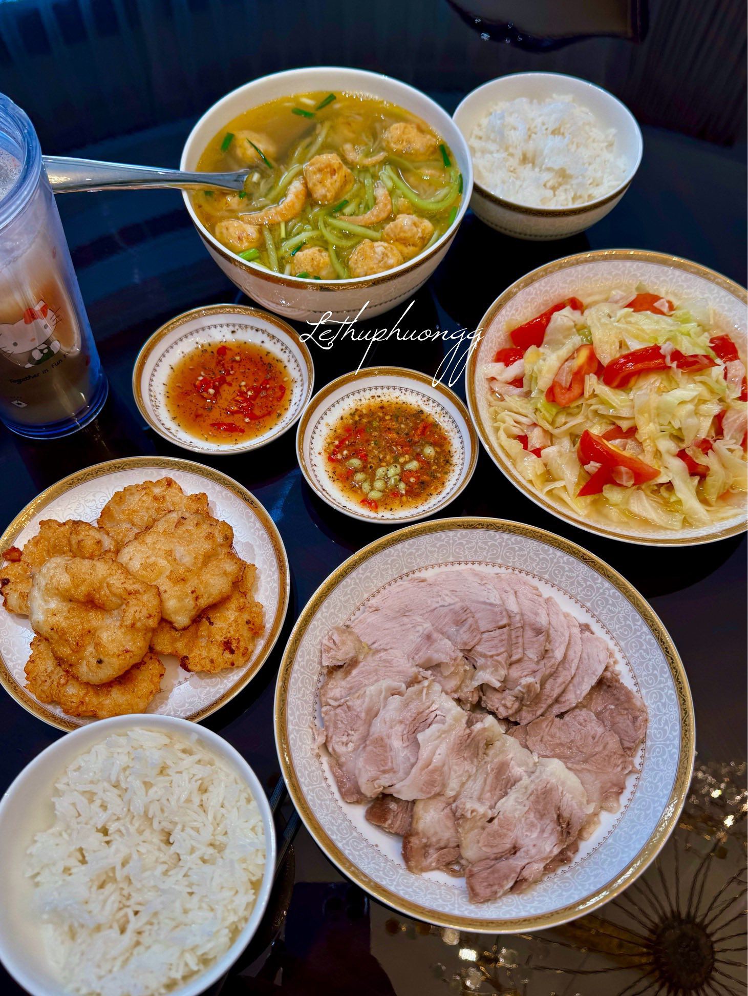 Vai giòn hấp - Chả mực - Bắp cải xào cà chua - Canh bầu nấu mọc tôm