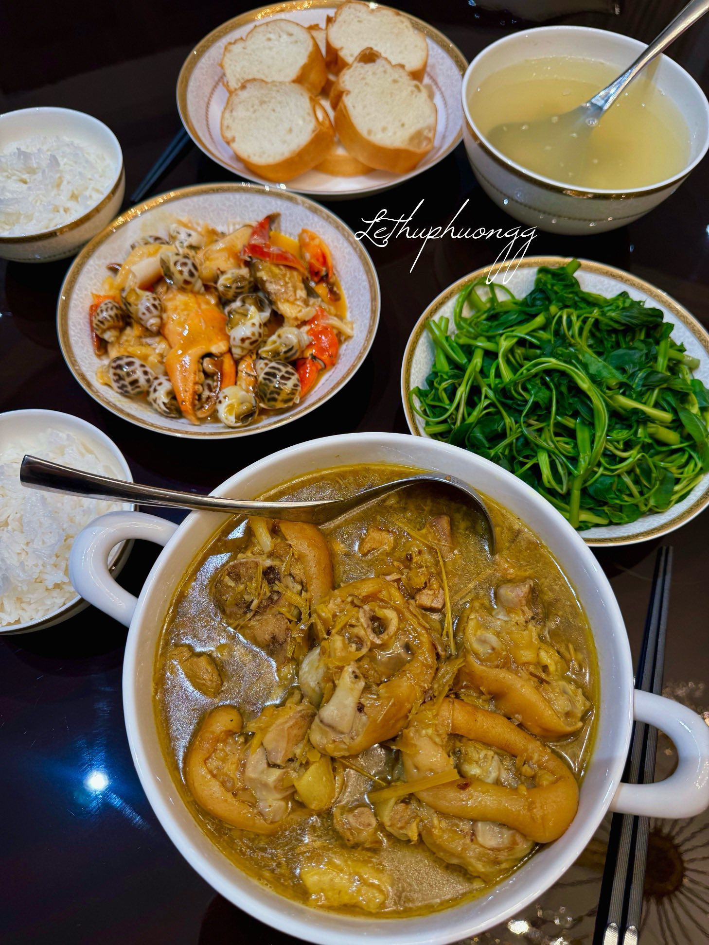 Móng giò nấu giả cầy - Ốc hương, càng cua sốt trứng muối - Rau muống luộc - Canh chua sấu