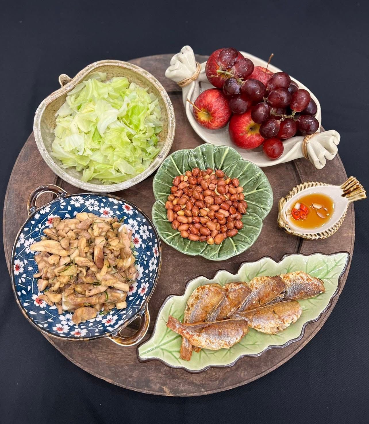 Gà rang lá chanh - Cá khô chiên - Lạc rang - Cải bắp luộc