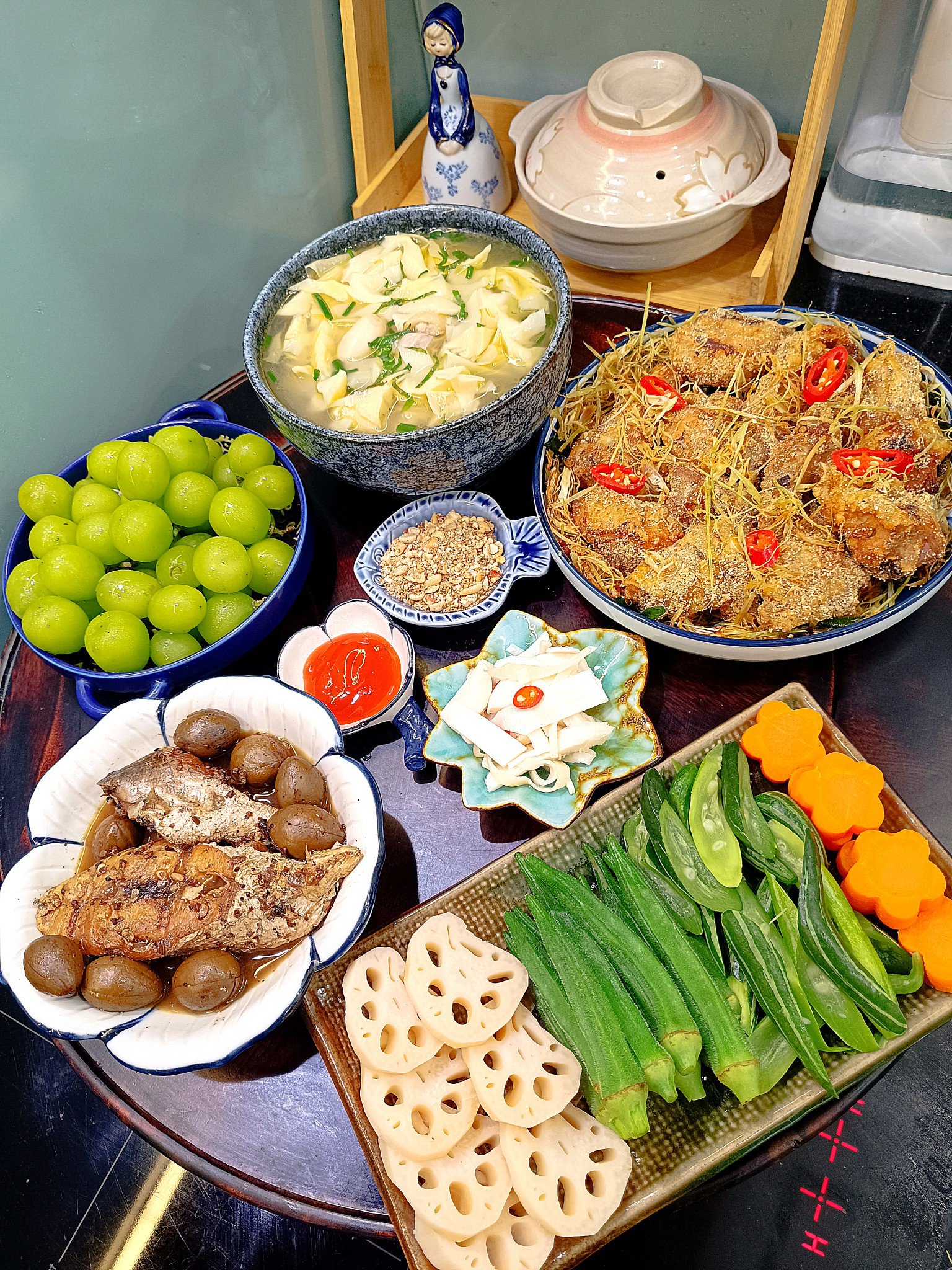 Cá nhồng kho trám - Rau củ quả luộc - Gà rang muối - Canh gà măng chua - Măng ngâm chua ngọt - Nho