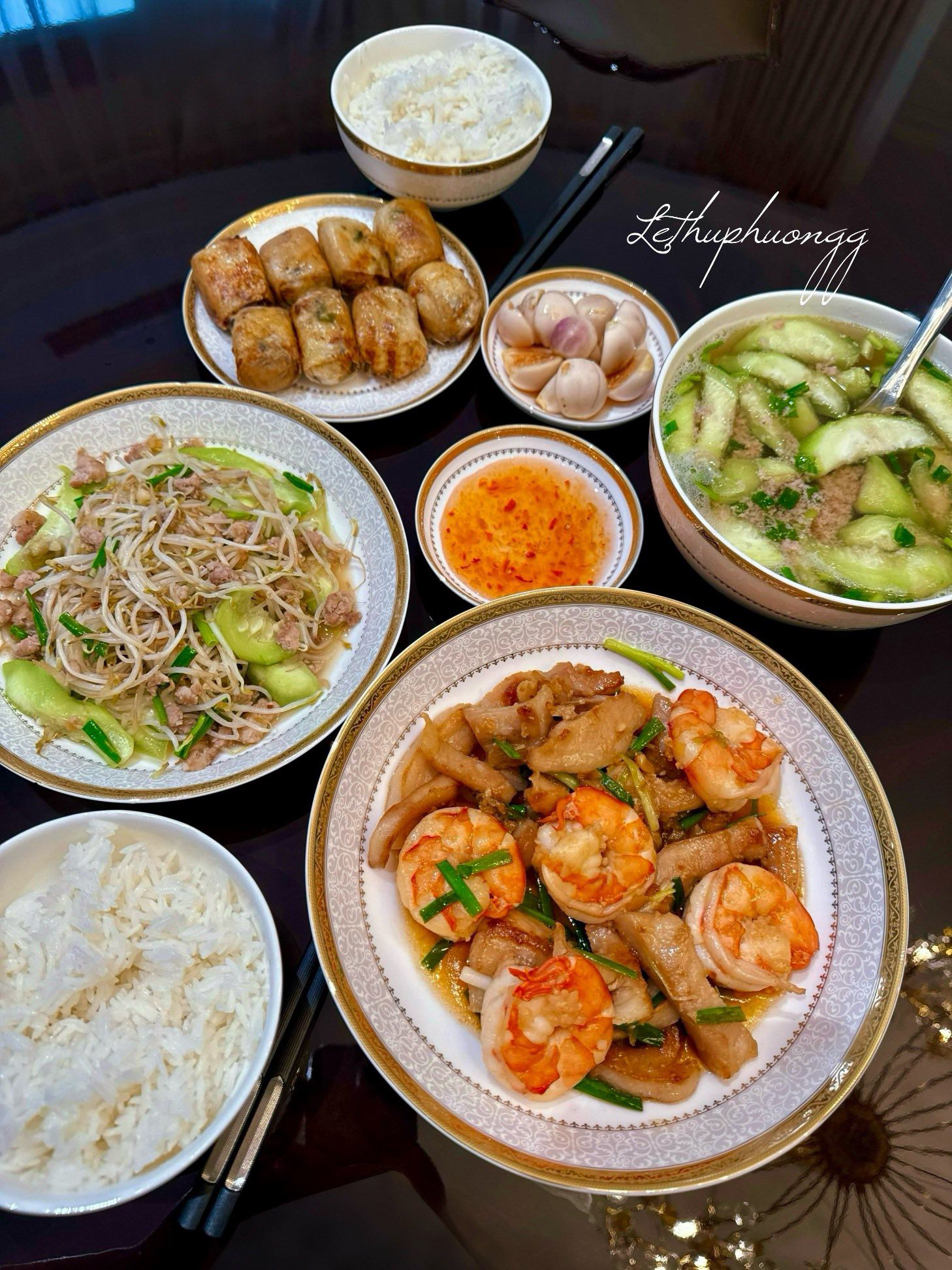 Tôm rim nọng heo - Nem hải sản - Giá mướp xào thịt băm - Canh mướp nấu gạch tôm