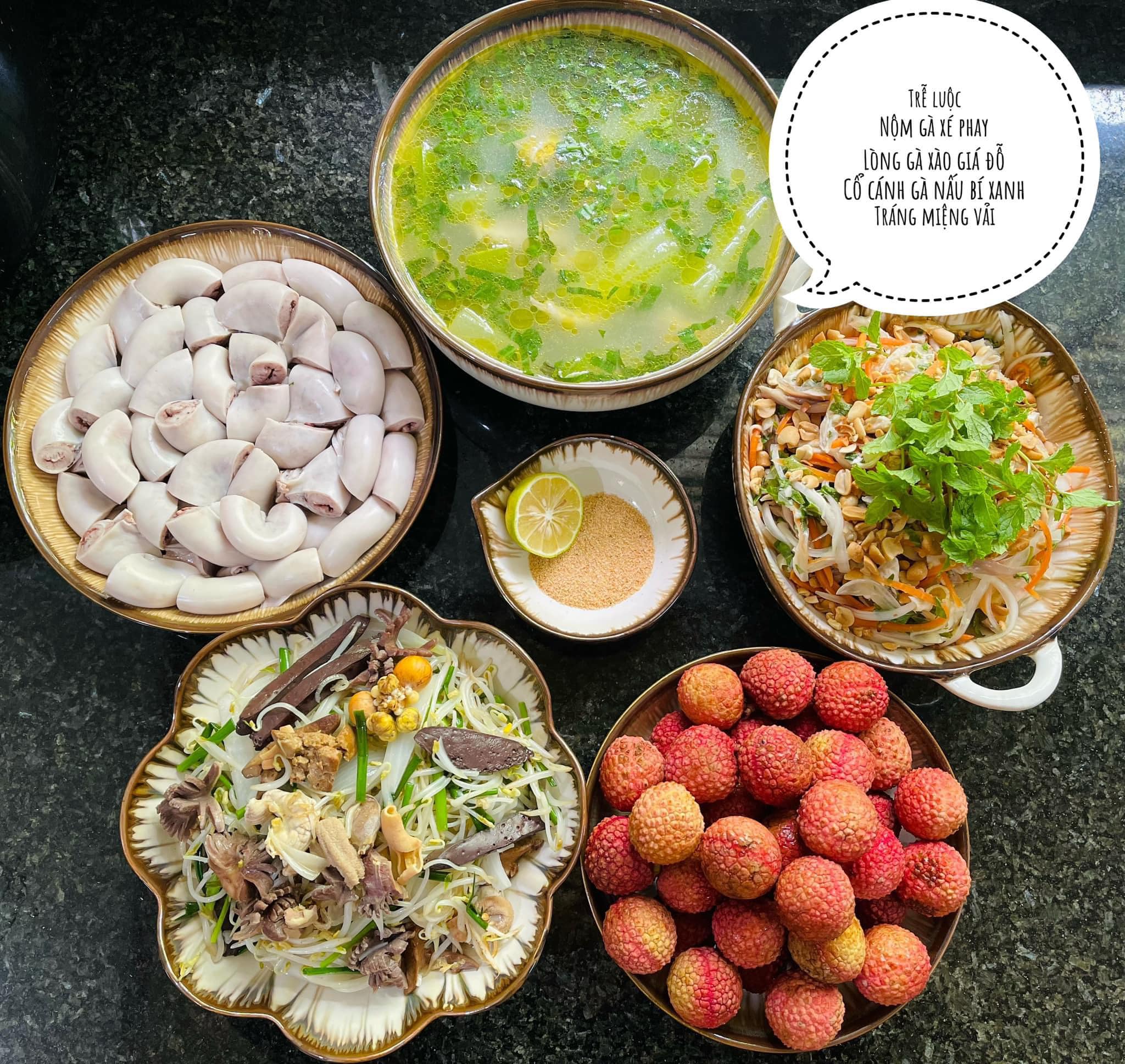Tràng lợn luộc - Lòng gà xào giá - Nộm gà xé phay - Cổ cánh gà nấu canh bí xanh