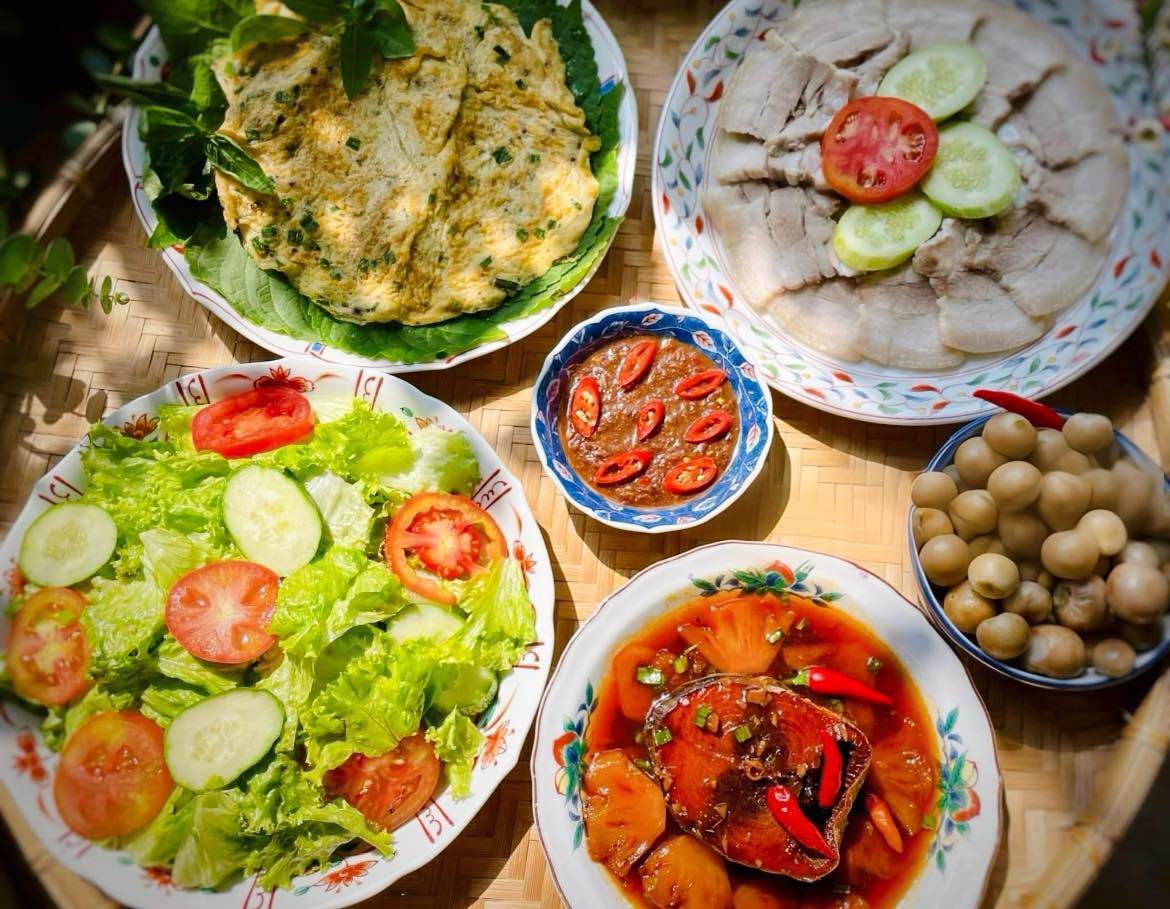 Salad dầu giấm + Trứng chiên thịt + Cá ngừ kho thơm + Thịt luộc, cà pháo,mắm tép