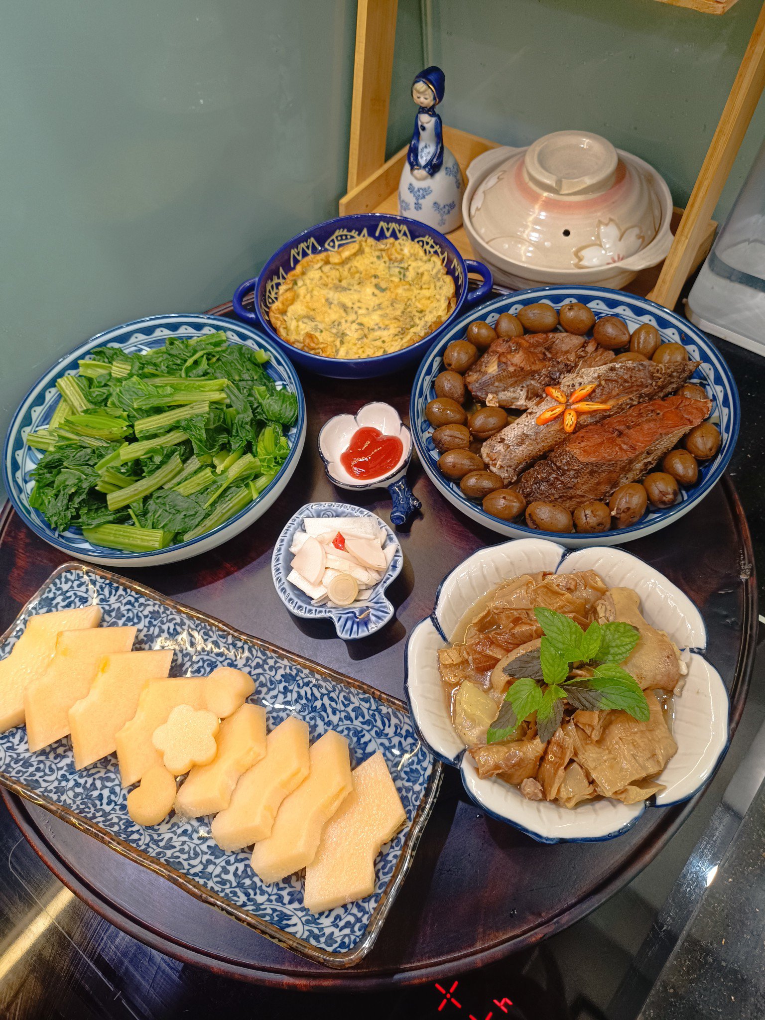 Cá nhồng kho trám - Trứng tráng - Rau cải luộc - Măng ninh xương - Măng ngâm chua ngọt - Dưa vàng