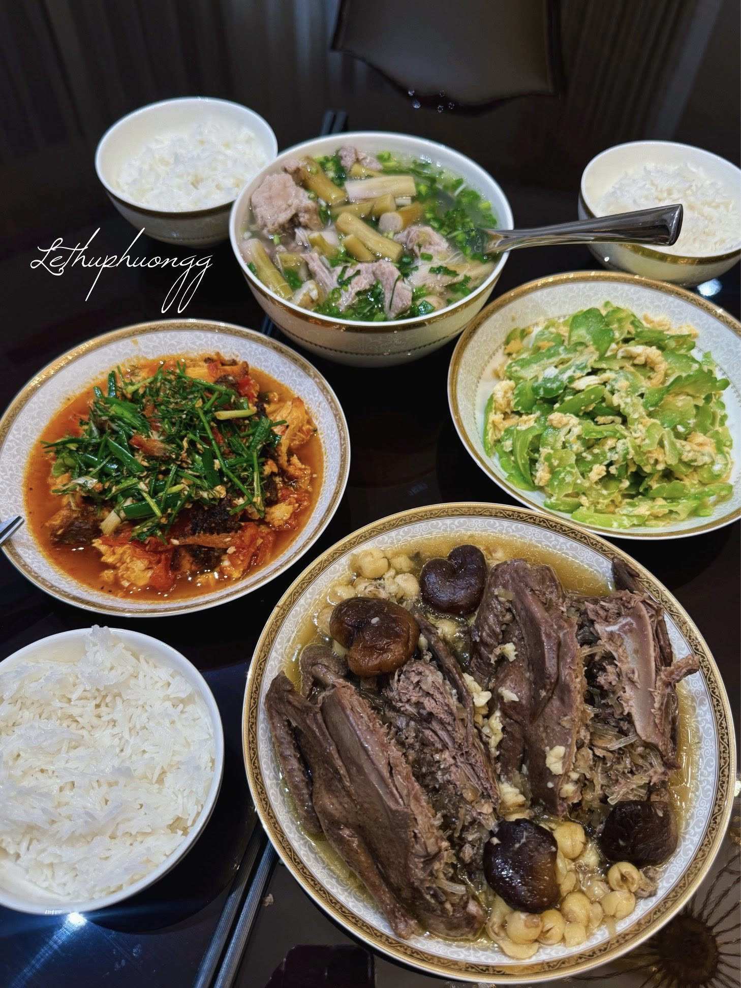 Chim bồ câu nhồi thịt hầm hạt sen - Cá mú sốt cà chua - Mướp đắng xào trứng - Canh ngó khoai nấu sườn