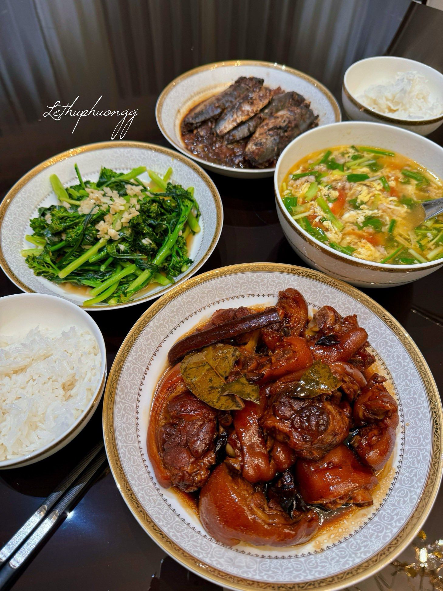 Móng giò hầm xì dầu - Cá nục kho tiêu - Cải làn xào tỏi - Canh trứng cà chua