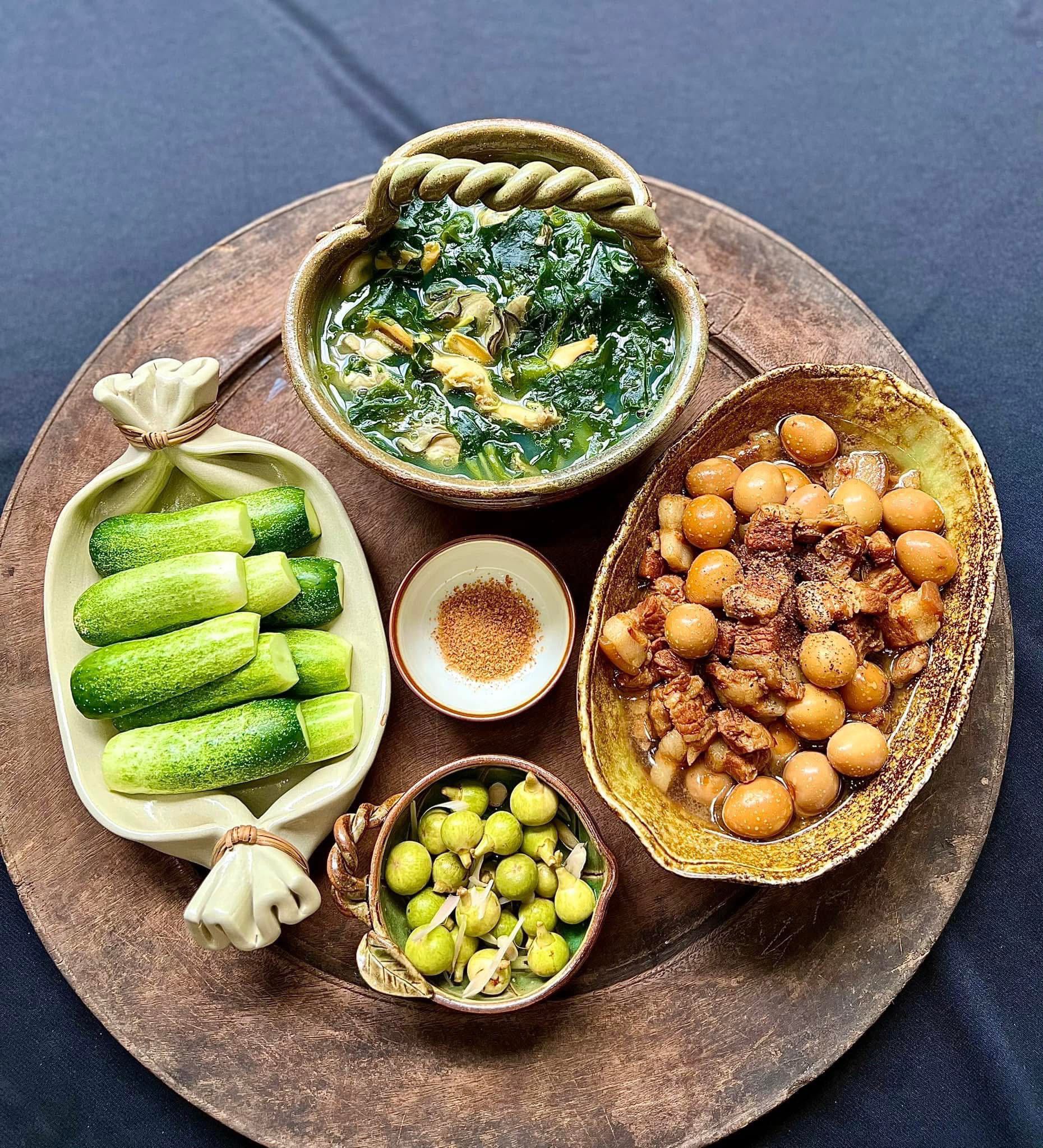 Thịt kho trứng - Canh rong biển nấu hàu - Dưa chuột chẻ