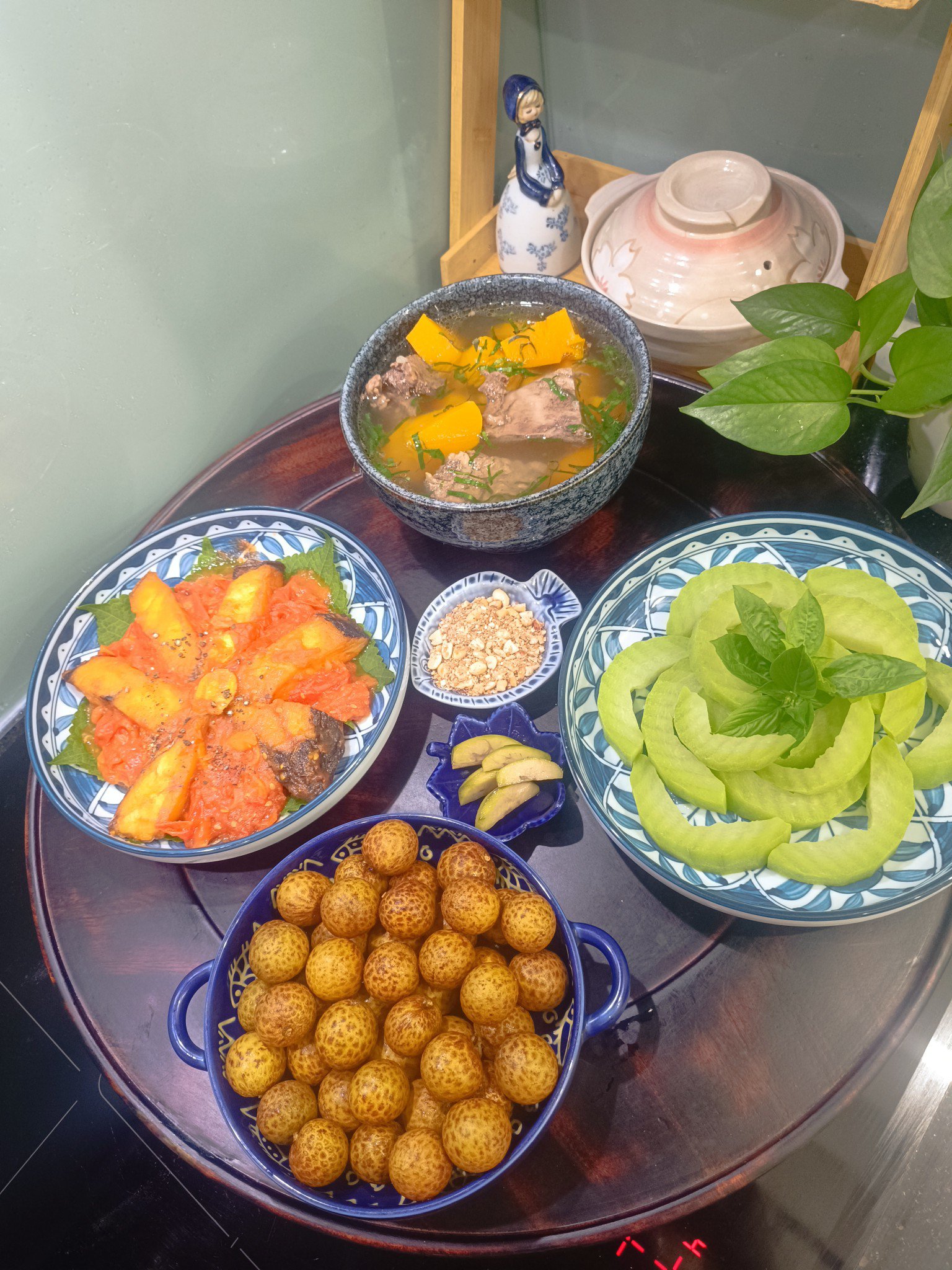 Bí đỏ ninh xương - Cá thu sốt cà chua - Bí xanh luộc - Cóc ngâm mắm - Nhãn