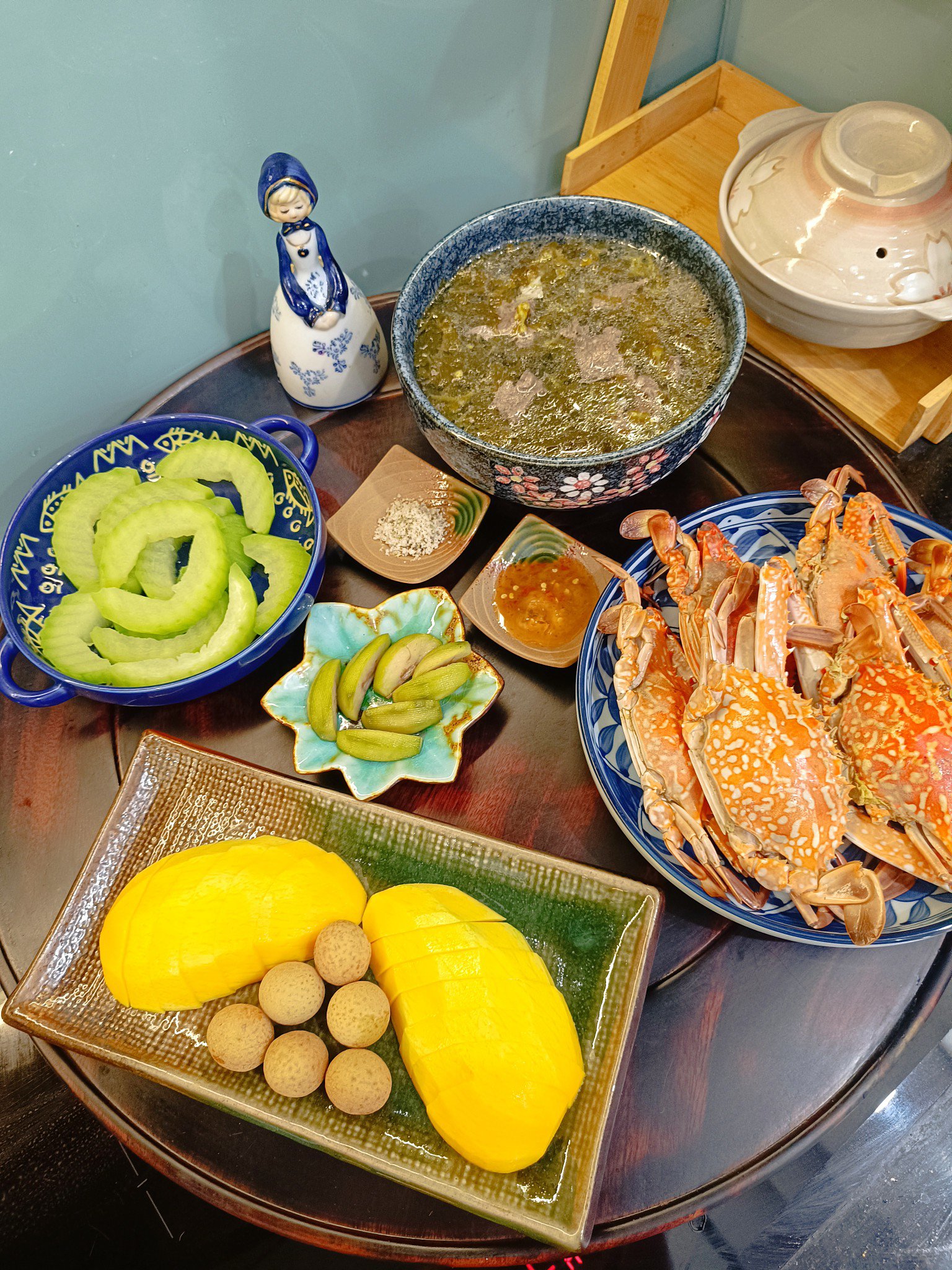 Canh thịt bò nấu rau vông vang - Ghẹ hấp - Cóc ngâm - Bí xanh luộc - Xoài, nhãn