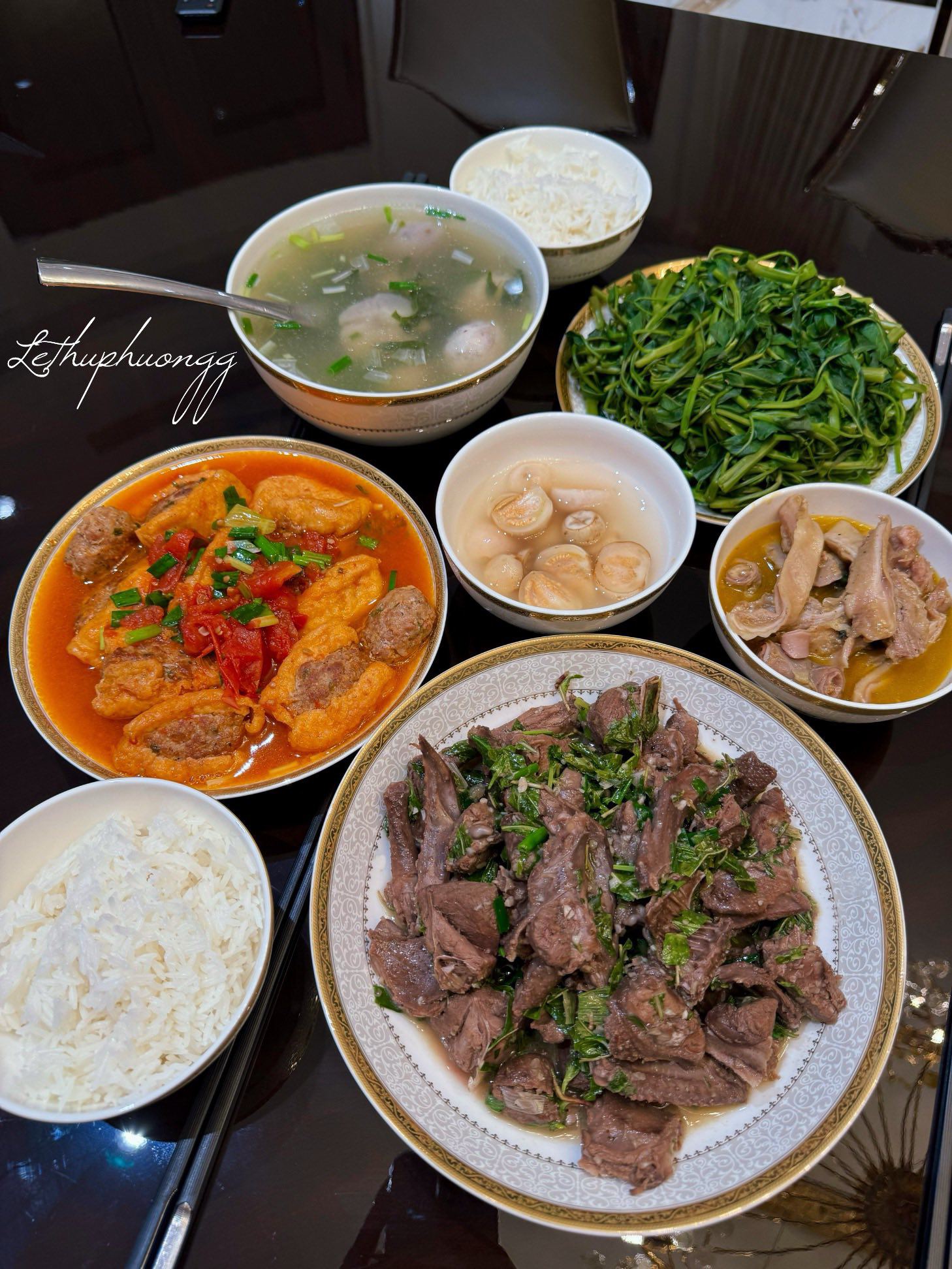 Chim bồ câu xào hành răm - Đậu nhồi thịt sốt cà chua - Rau muống luộc - Canh khoai sọ