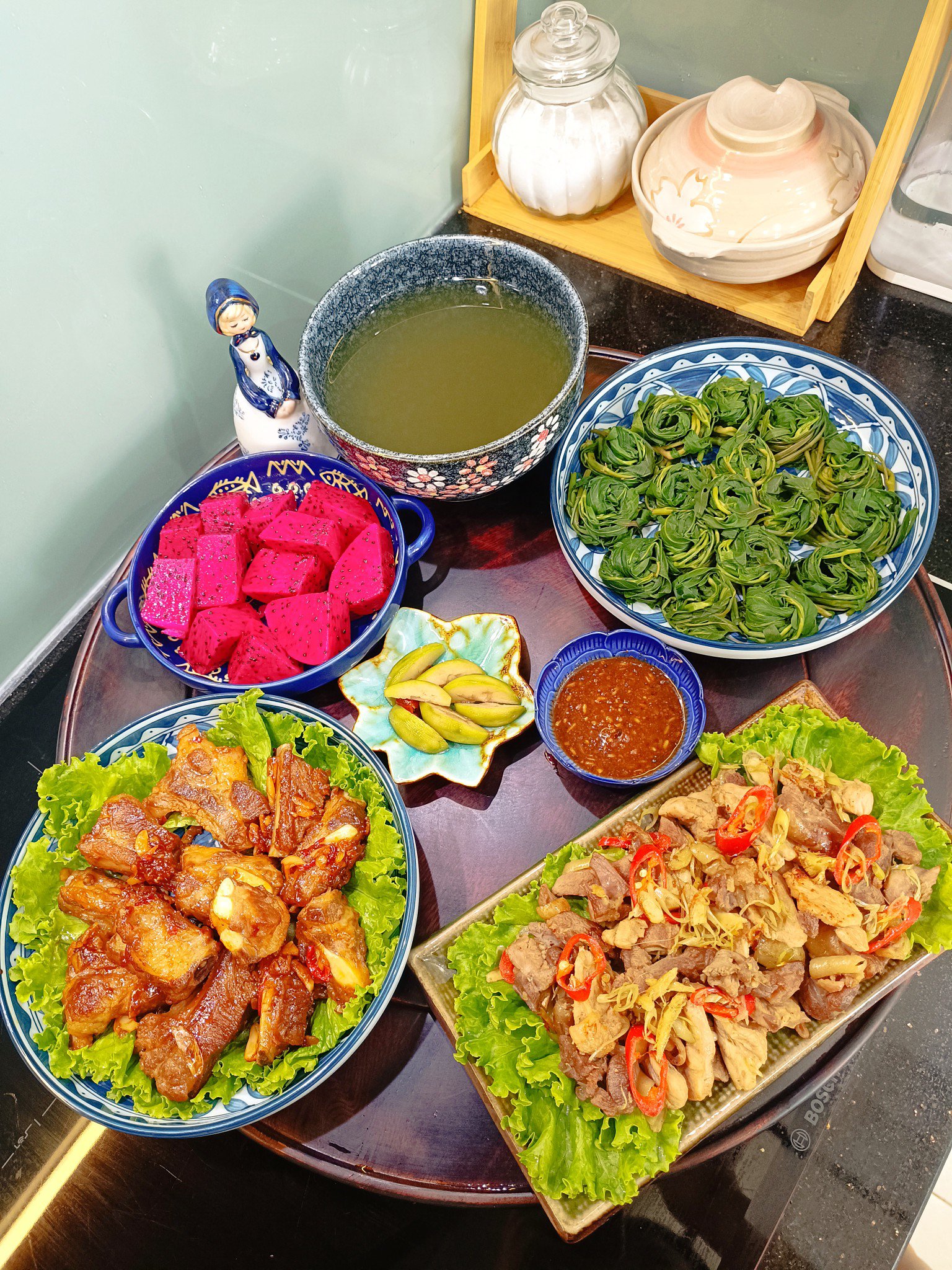 Thịt gà xào sả ớt - Sườn xào chua ngọt - Rau muống luộc - Cóc ngâm - Thanh long