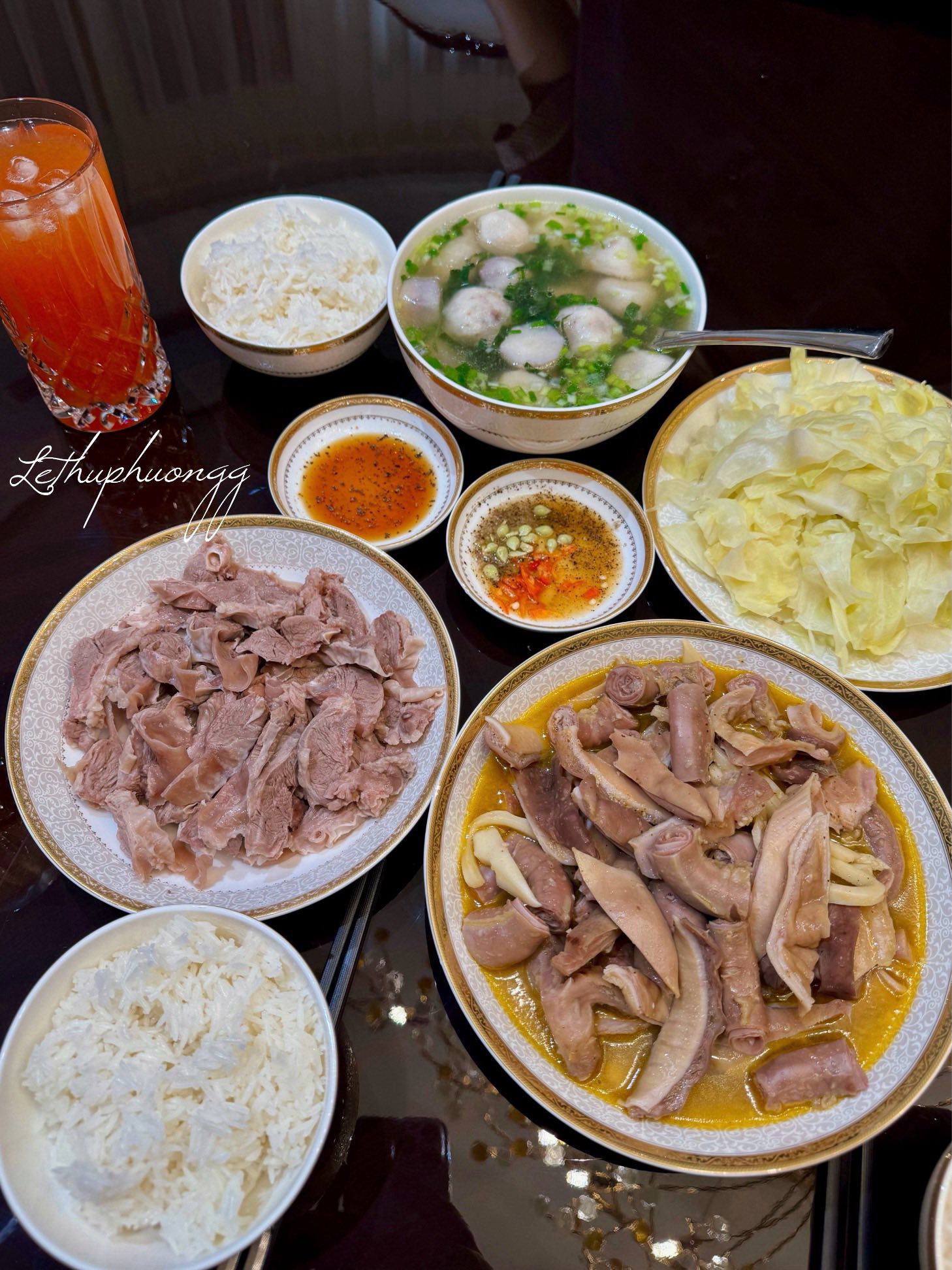 Dạ dày, lòng nhồi tròn om nước dừa - Thịt dải luộc - Bắp cải luộc- Canh khoai sọ