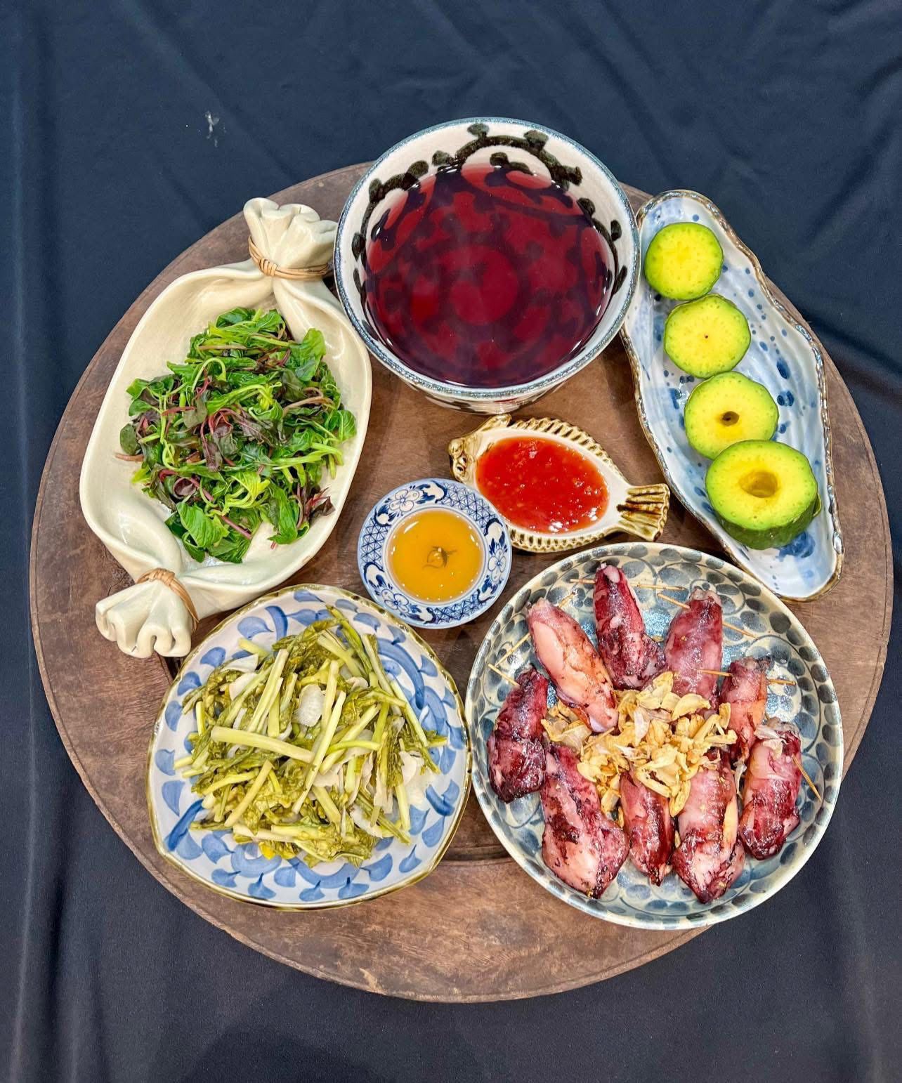 Mực nhồi thịt - Rau dền luộc - Dưa cải chua