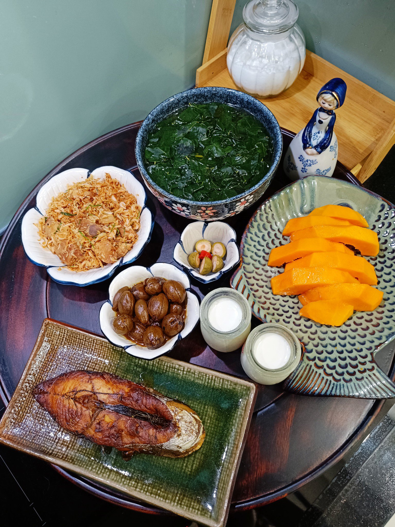 Canh rau ngót - Tép khô rang thịt - Cá thu kho mật mía - Trám ngâm, sấu ngâm - Sữa chua, đu đủ