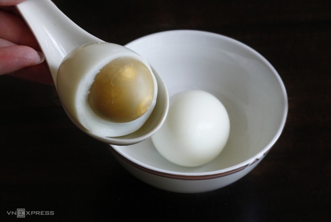 Lớp viền màu xanh xám trong lòng đỏ trứng luộc có thể gây đầy bụng, khó tiêu.