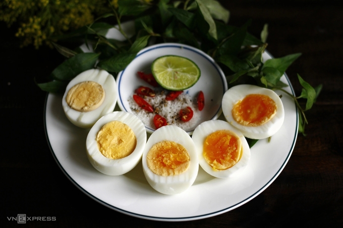 Tùy thuộc thời gian luộc, trứng có độ chín khác nhau.