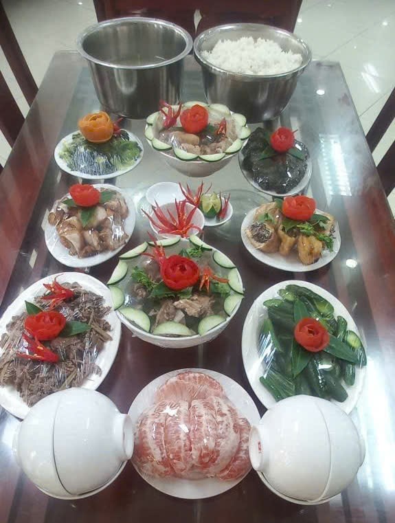 Hậu cần không chỉ đảm bảo thực đơn đầy đủ theo ngày mà bày biện món ăn rất hấp dẫn