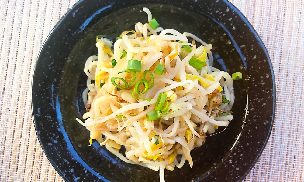 Giá đỗ trộn (Kongnamul muchim) Giá chần chín, trộn với dầu mè, tỏi, hành và mè rang.