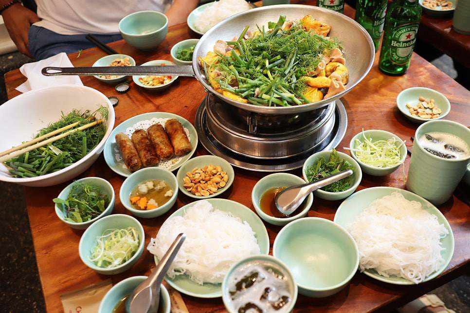 Khách Hàn say mê món đặc sản chả cá Hà Nội - 2