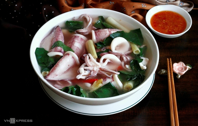 Mực luộc lá lốt kiểu Quảng Ninh